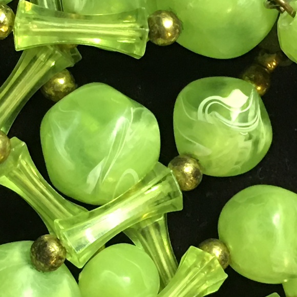 Retro Vintage Green Lucite Triple Strand Necklace - Picture 2 of 6